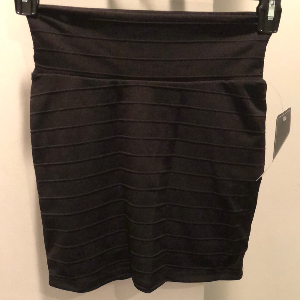 Un Deux Trois black bandage skirt. X large. Tags on